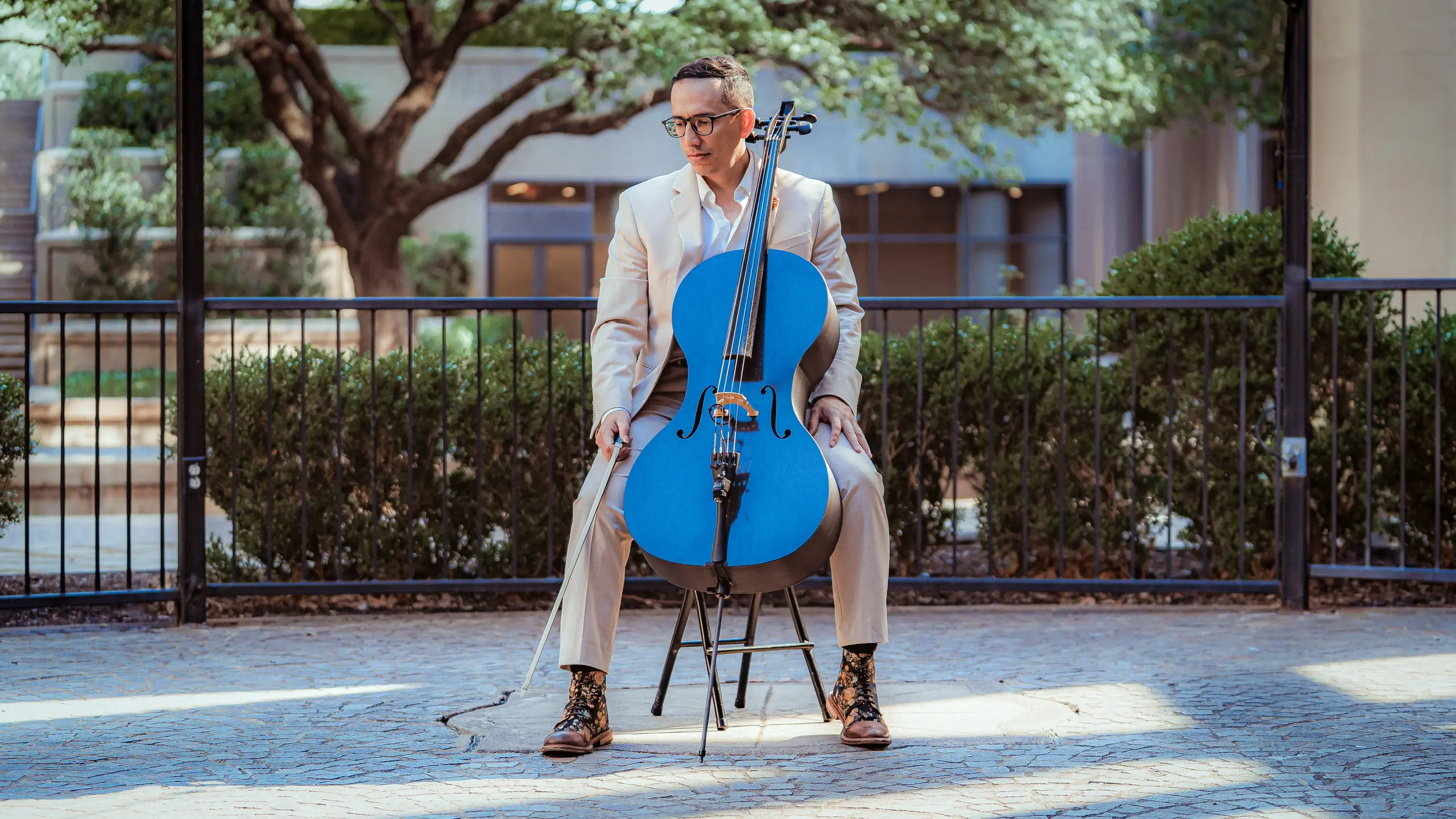Mauricio Rocha performing cello outdoors